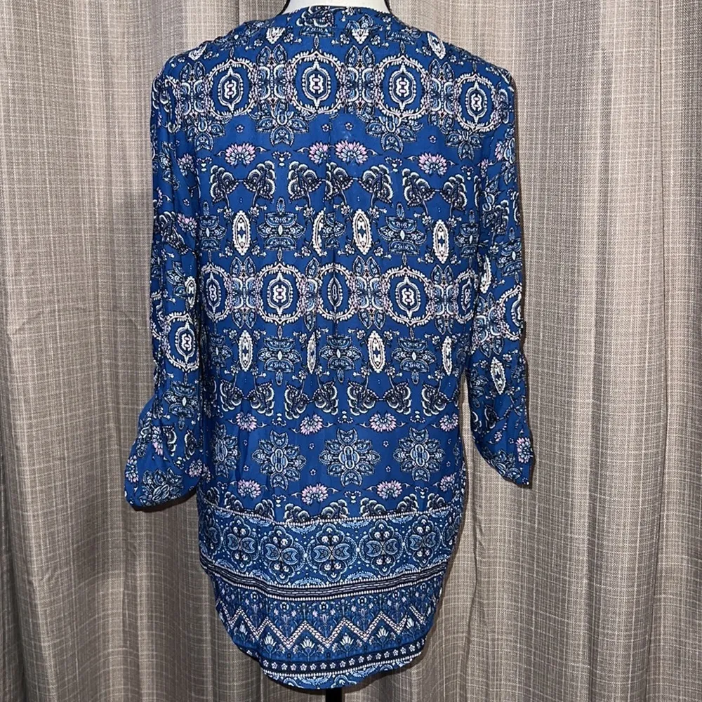 Pink Rose women’s size medium hi low blue paisley roll tab sleeves lightweight - Image 3