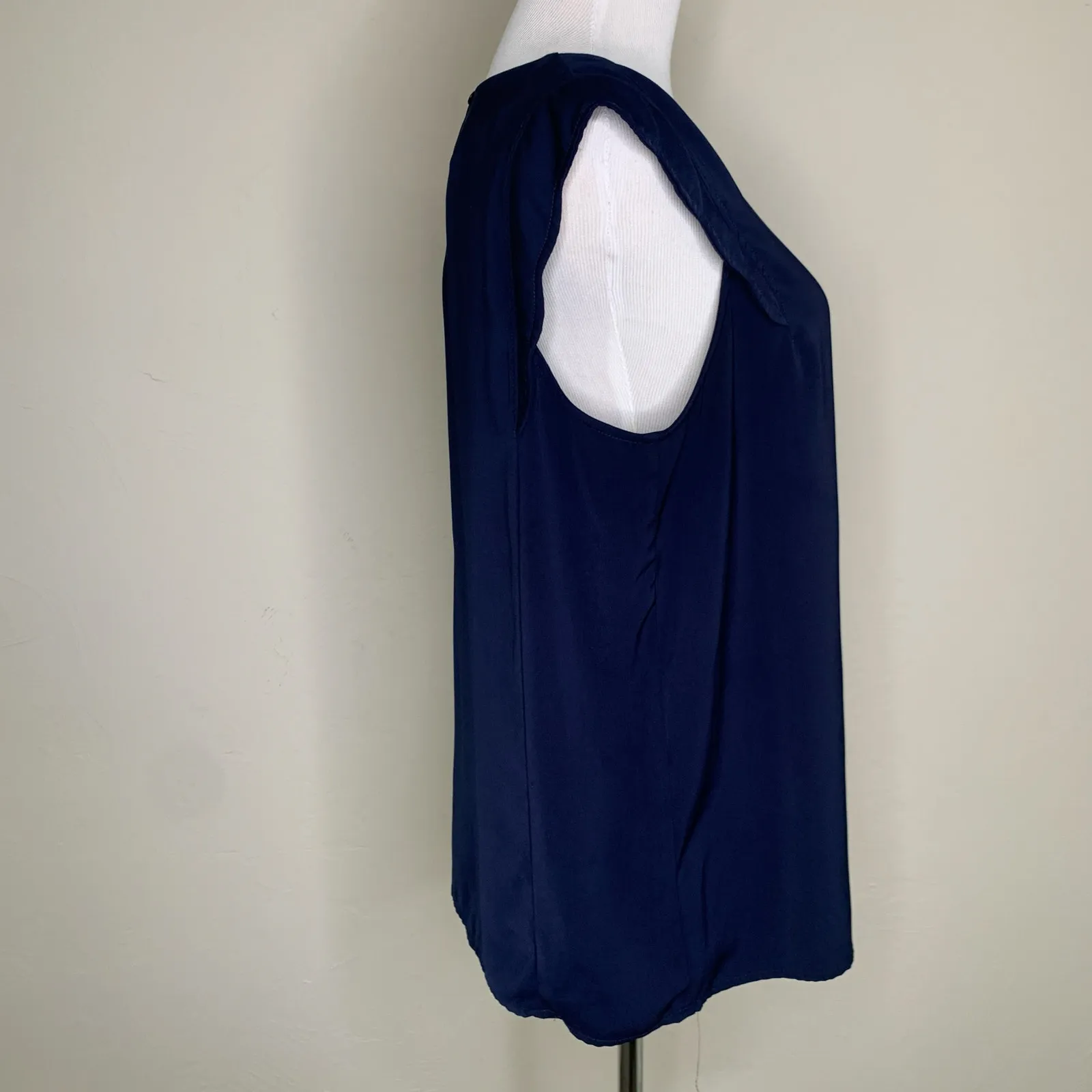 41Hawthorn Navy Blue Sleeveless Blouse Sz Medium - Image 4