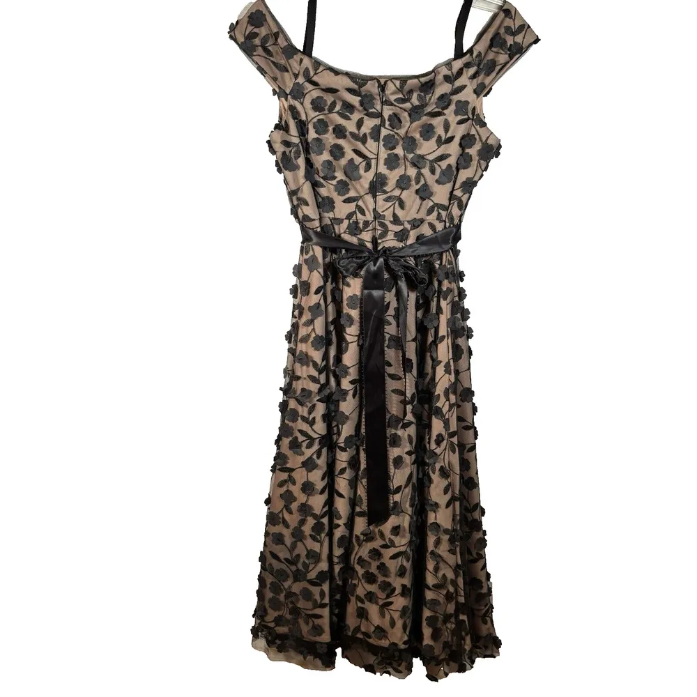 R&M Richards Women's Formal Dress Black Floral Lace with Nude Lining Size 6 - Image 4