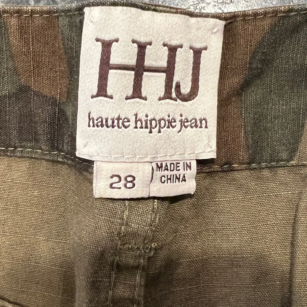 HAUTE HIPPIE JEAN Women’s Camo Print Raw Hem Shorts Size 28 - Image 3