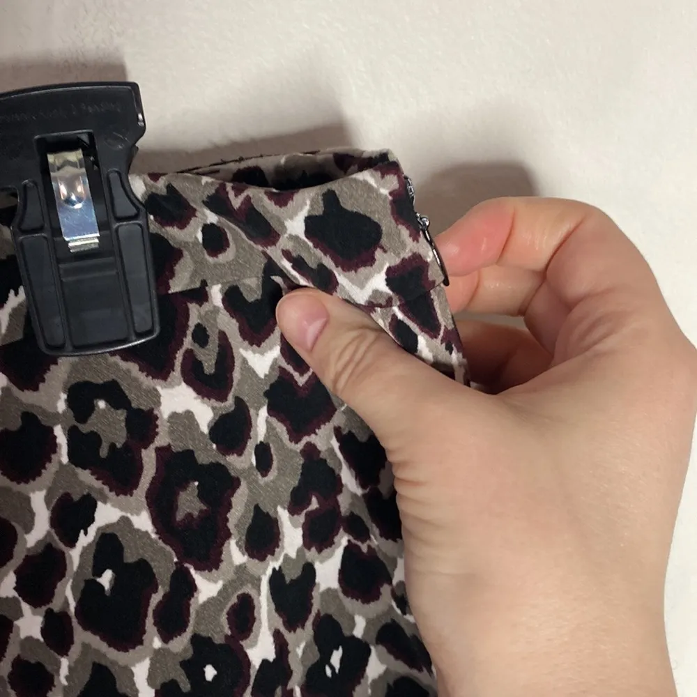 Ann Taylor Factory leopard print pencil skirt size 8 Black - Image 4