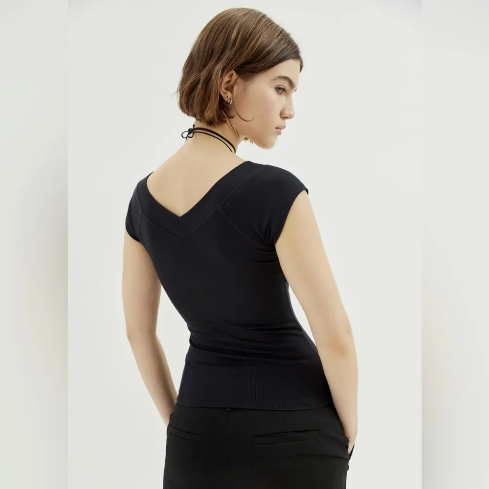 URBAN OUTFITTERS BDG Shannen Ribbed V-Neck Top - Image 2