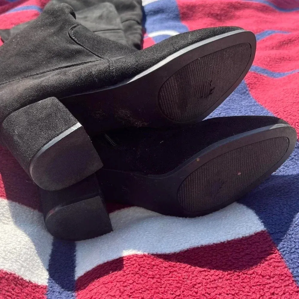 Classic all black knee high heeled boots with zipper closure
Women’s 7.5 - Image 4