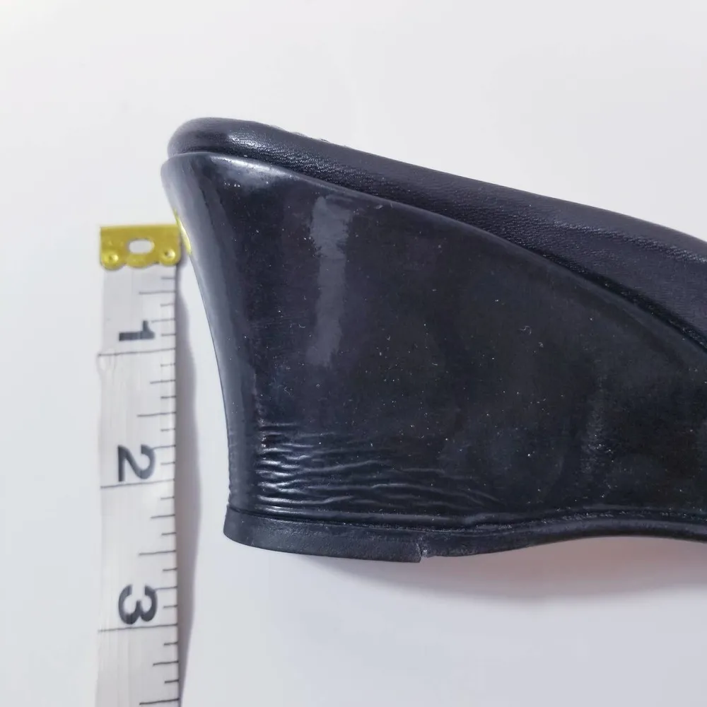 Taryn Rose Black Patent Wedge Sandals - Image 4