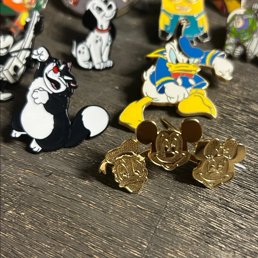 10 Disney Pins - Image 4