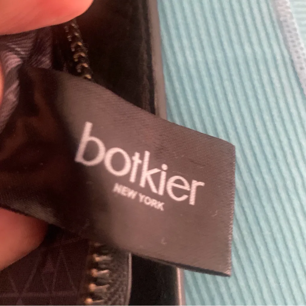 Botkier
Warren City Small Leather Crossbody - Image 14