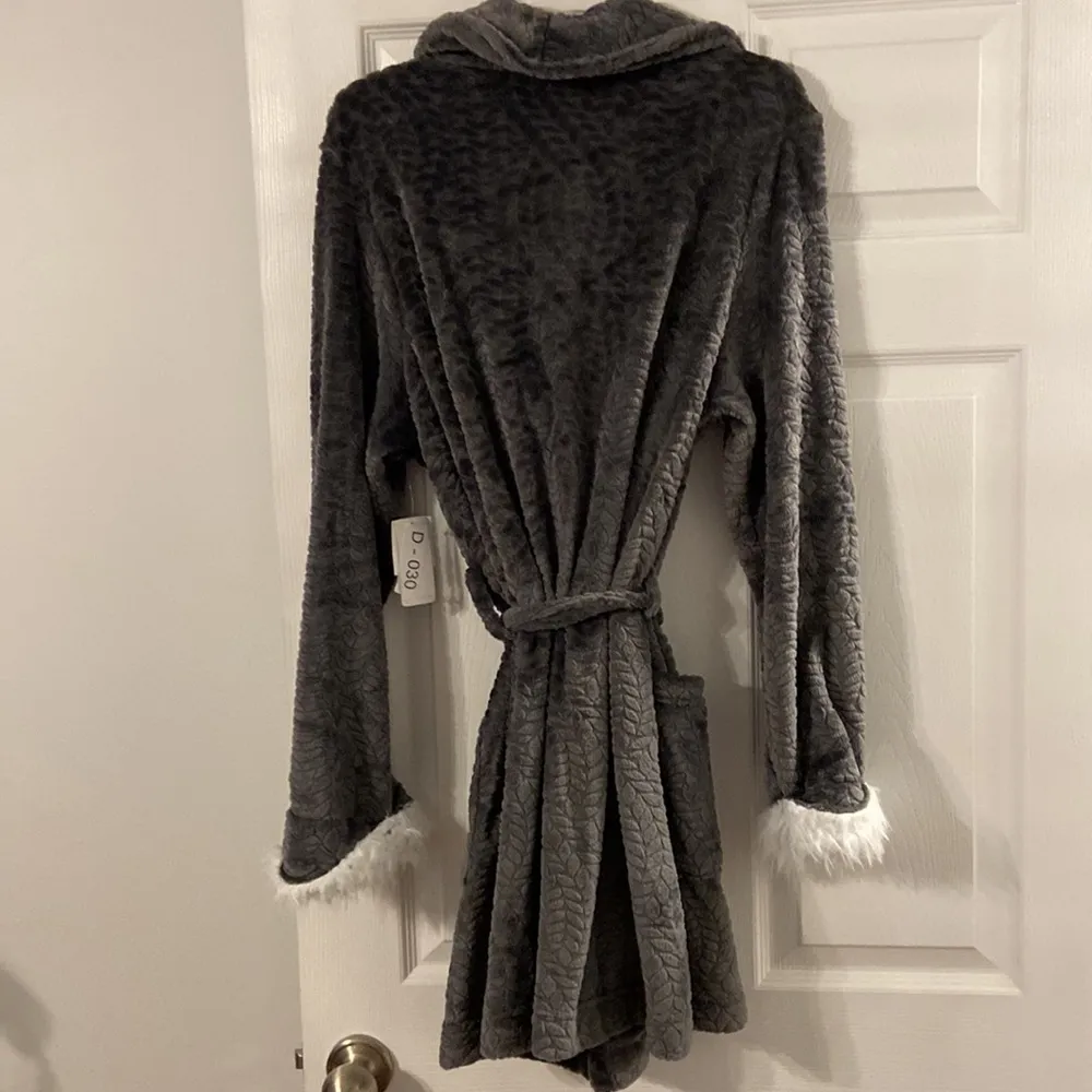 HONEYDEW INTIMATES BATHROBE SIZE S/M BRAND NEW LENGTH 34” COLOR GRAY SO FLUFFY - Image 9