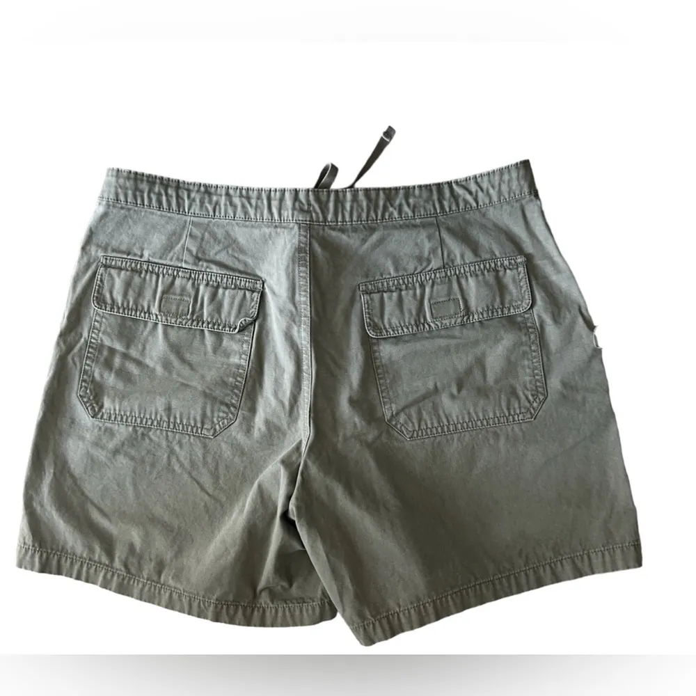 Old Navy olive green cargo shorts and floral print crop top Size Large/10 - Image 3