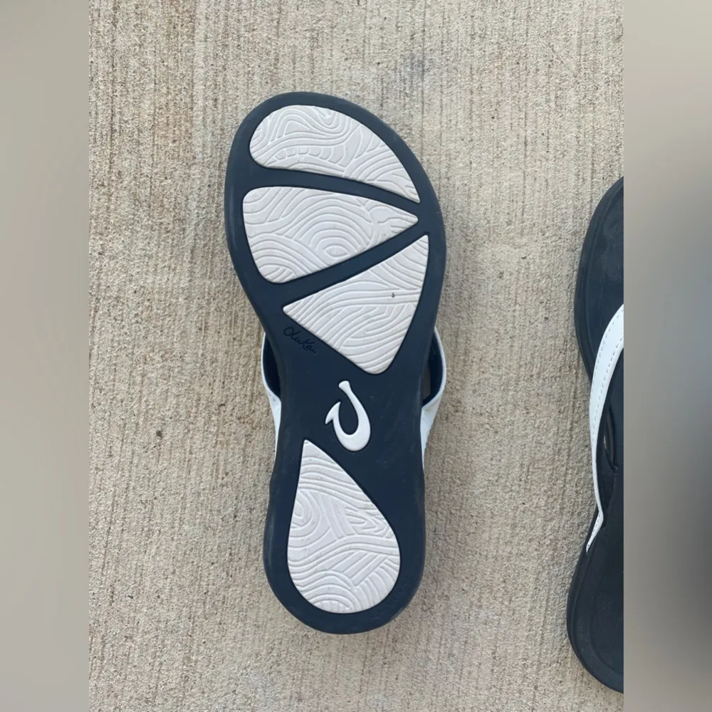 Olukai  Bubbly Java White Leather Rubber Thong Sandals, Size W6 - Image 2