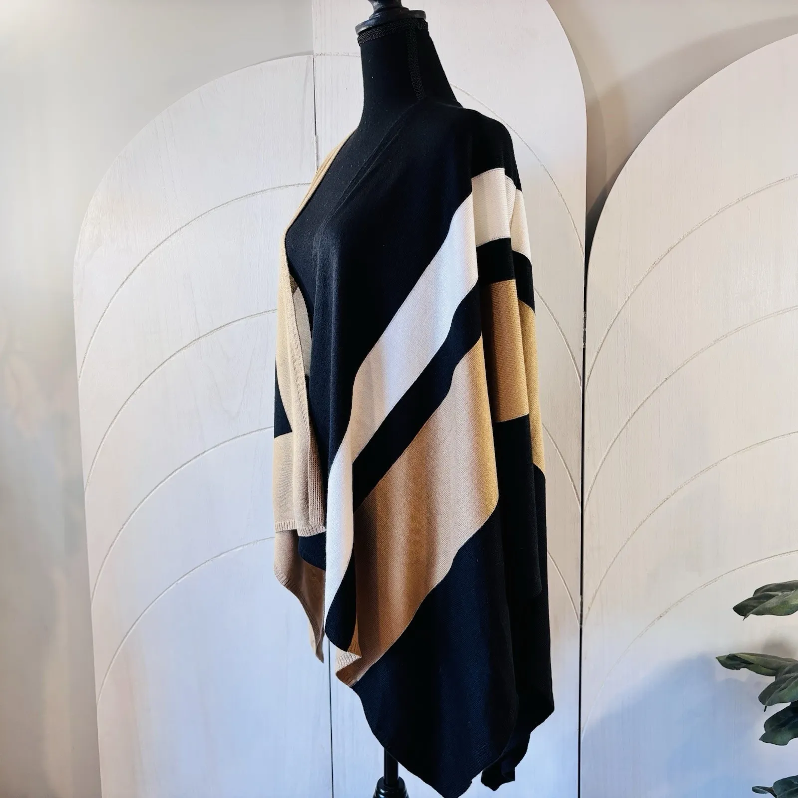 Parrish LA Geometric Knit Poncho Black Tan Camel Acrylic One Size New With Tags - Image 5