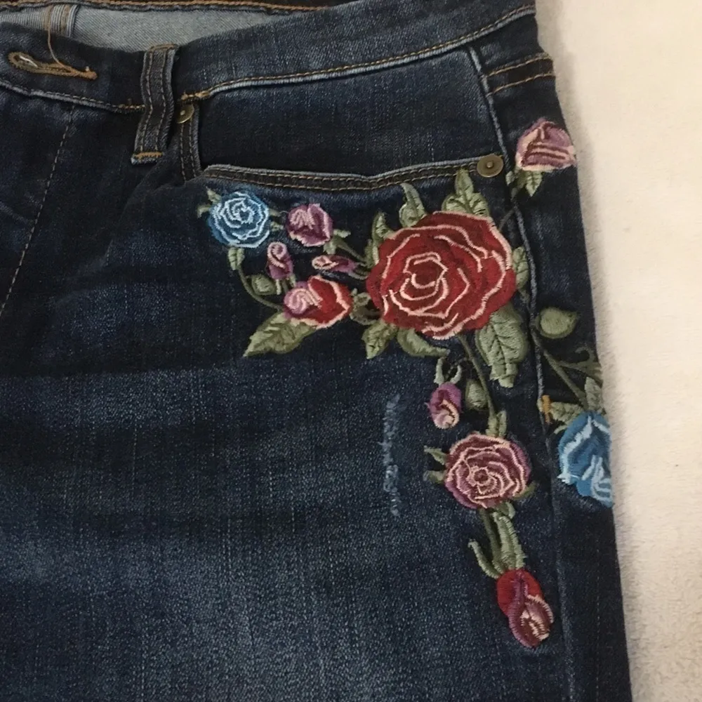 BLANKNYC Jeans boho stitched flowers size 29 - Image 5