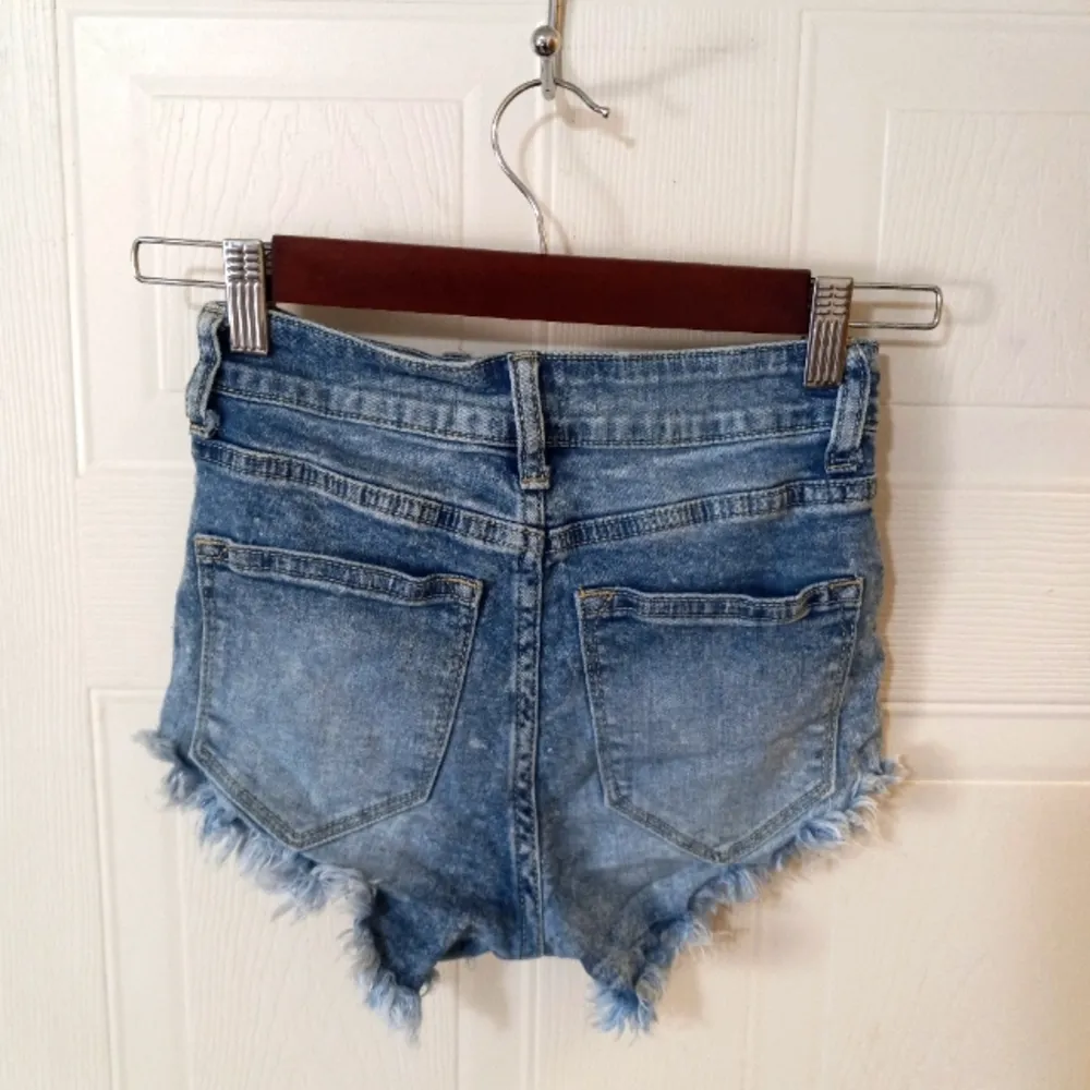 KanCan 0 / 23 High Rise Acid Wash Denim Cut Off Booty Jeans Raw Hem Short Shorts Blue - Image 2