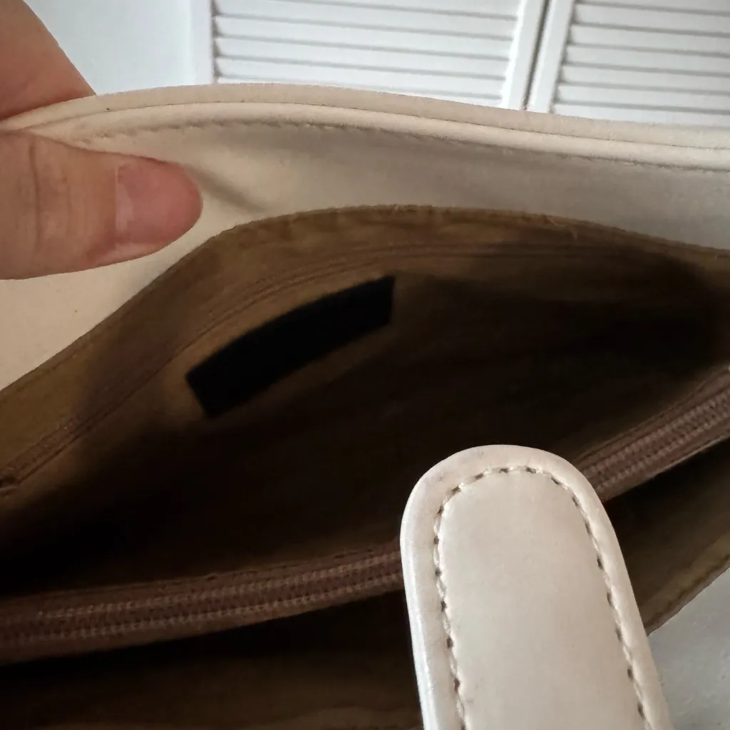 Liz Claiborne White Bag Gold Pendant Crossbody Purse - Image 5