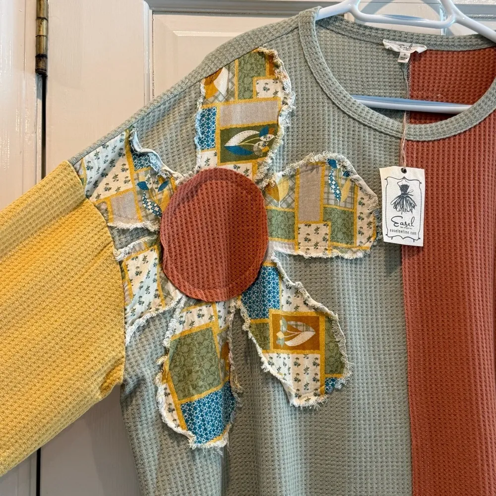 Easel Color Block Thermal Top with Daisy Patch in Sage Rust Combo Size Small - Image 4
