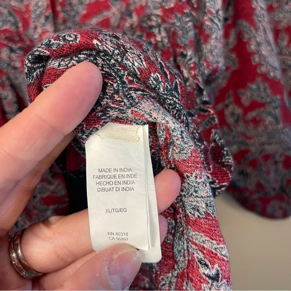 Flowy and feminine Lucky Brand boho blouse in a rich burgundy paisley print XL - Image 5