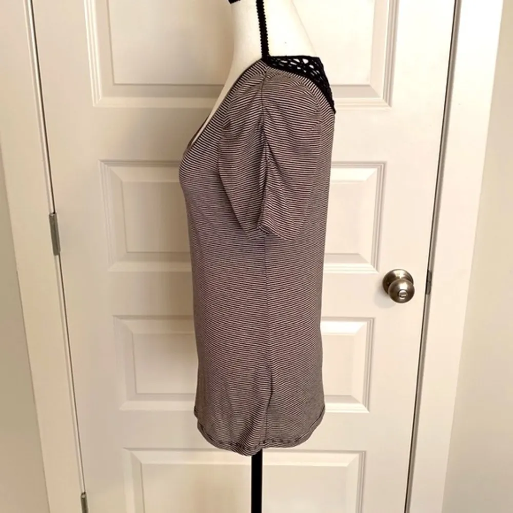 || Black & white short sleeve scoop neck top with lace accent on back - Image 3