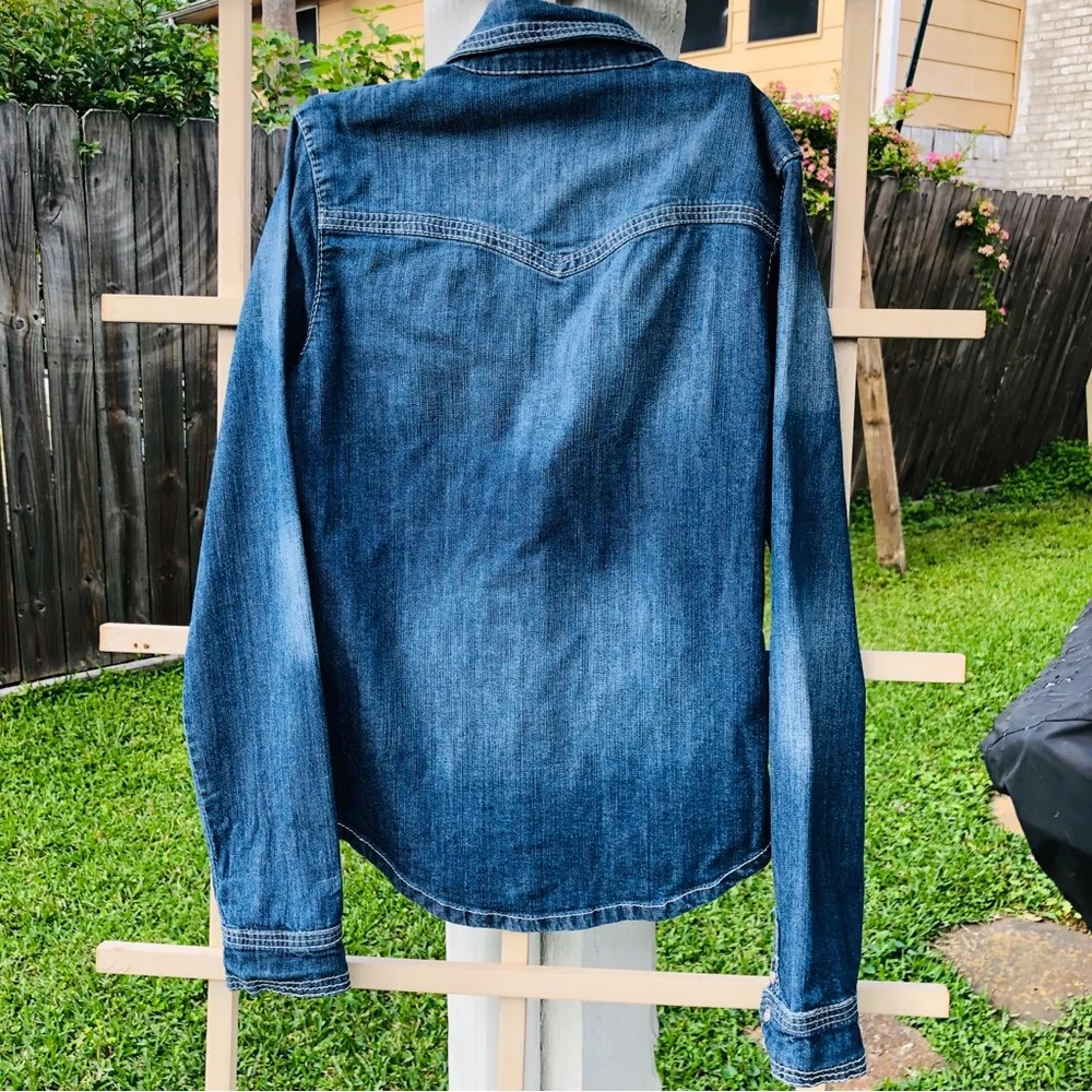 CHI QLE Women Long Sleeve Collared Pearl Snap Button Down Blue Denim Shirt Small - Image 7