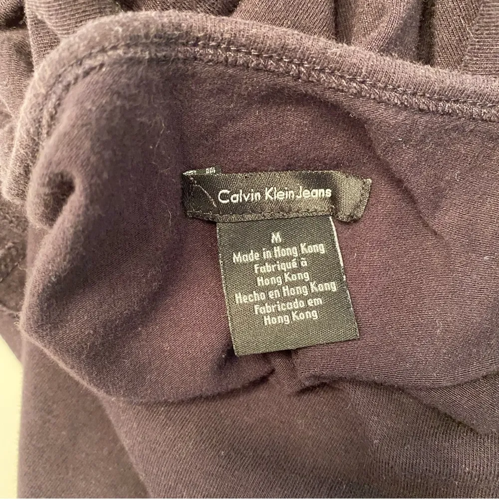 Calvin Klein Jeans|| Black short sleeve v-neck long top with gathered sides. - Image 6