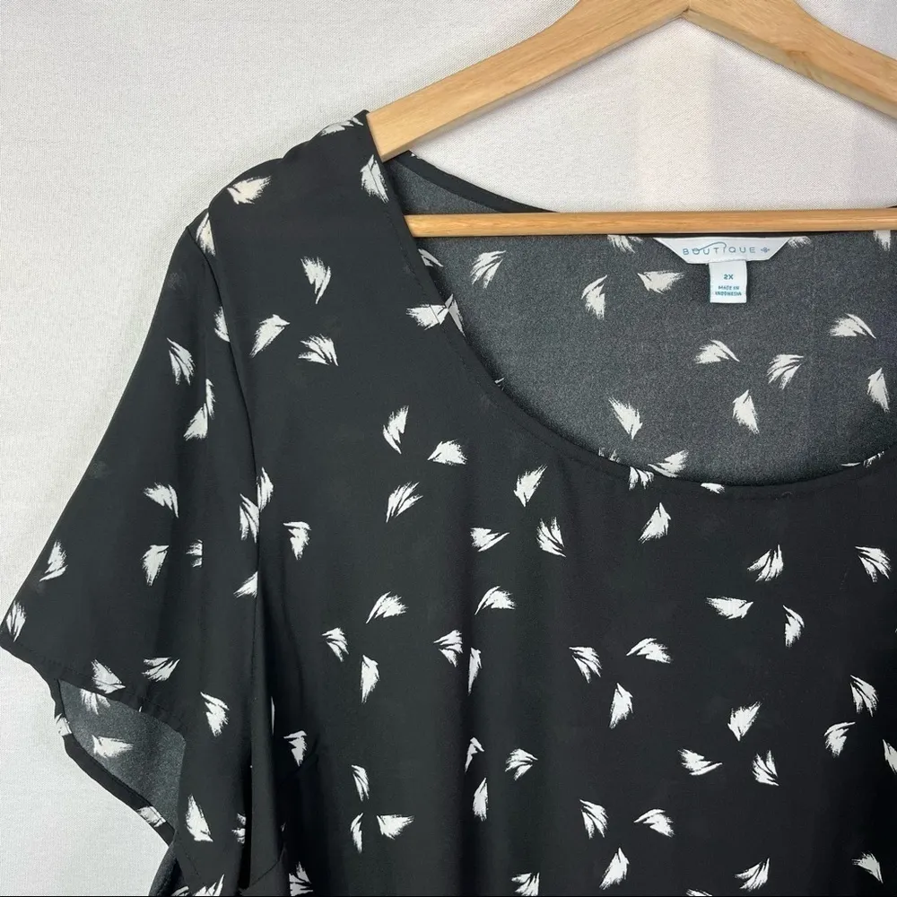 Boutique Black & White Feather Printed High Low Ruffle Hem Short Sleeve Blouse 2 - Image 3