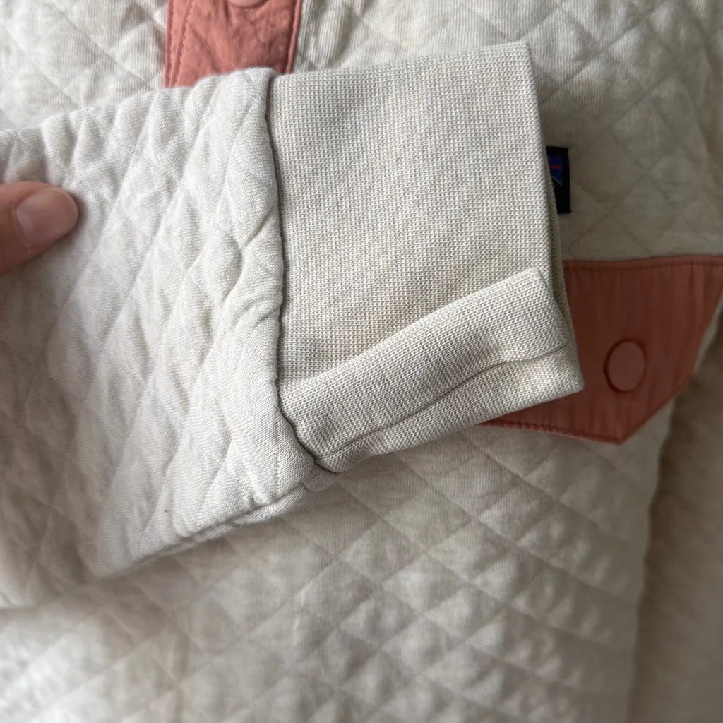 Patagonia Women's Cream and Mauve Organic Cotton Quilt Snap-T Pullover Small - Image 5