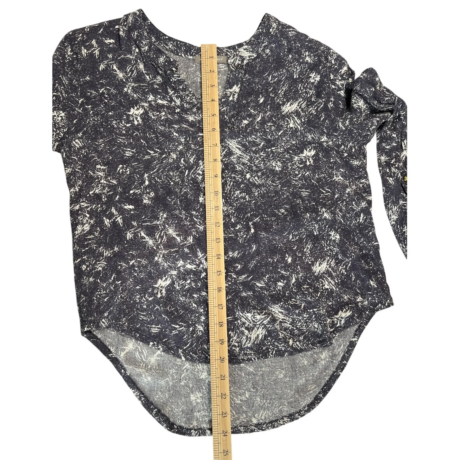 Peace & Pearls Tab Sleeve Blouse Women's Size S Gray and White Graphic Boho - Image 9