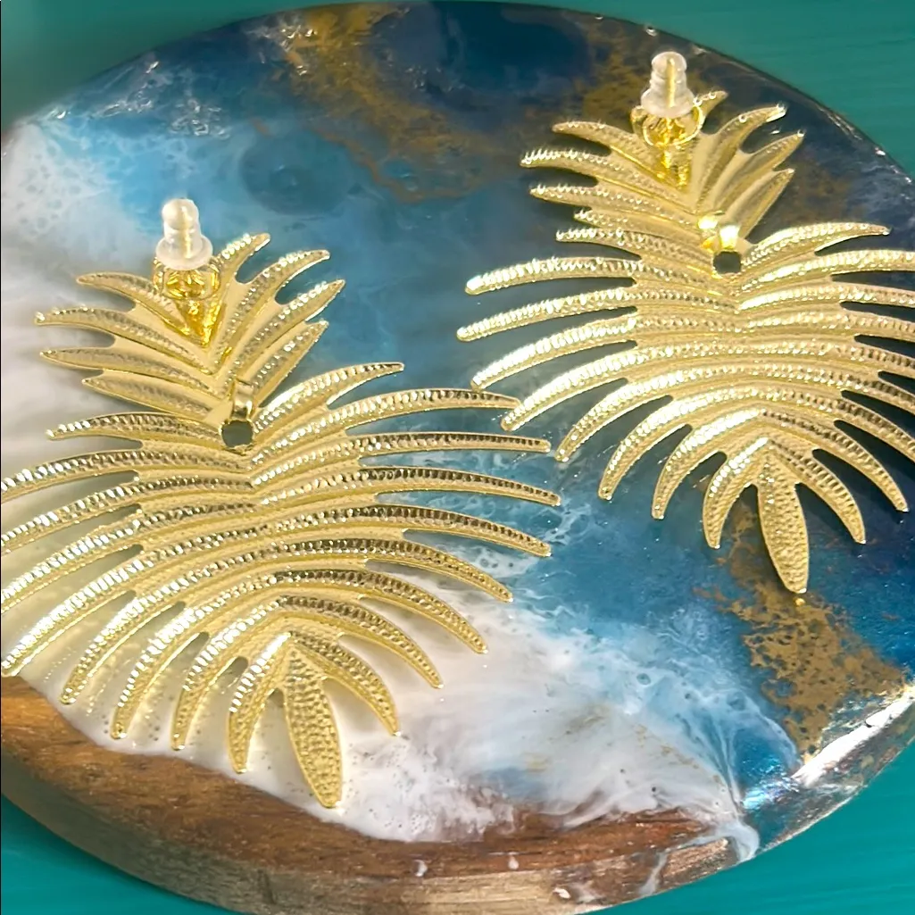 4 Pair Gold Tone Starfish and Shell Tropical Ocean Dangle Statement Earrings Set - Image 3