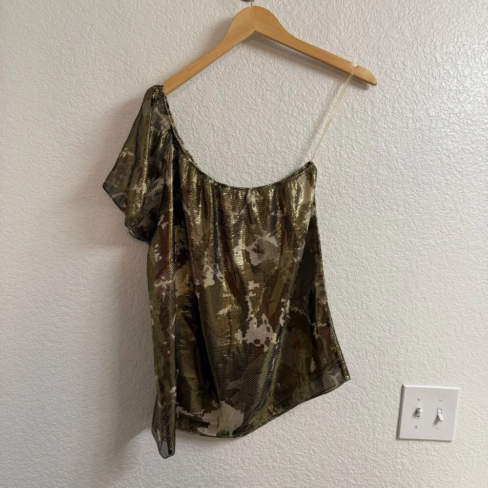 Gibson Silk Blend Gold Metallic One Shoulder Blouse Size M - Image 2