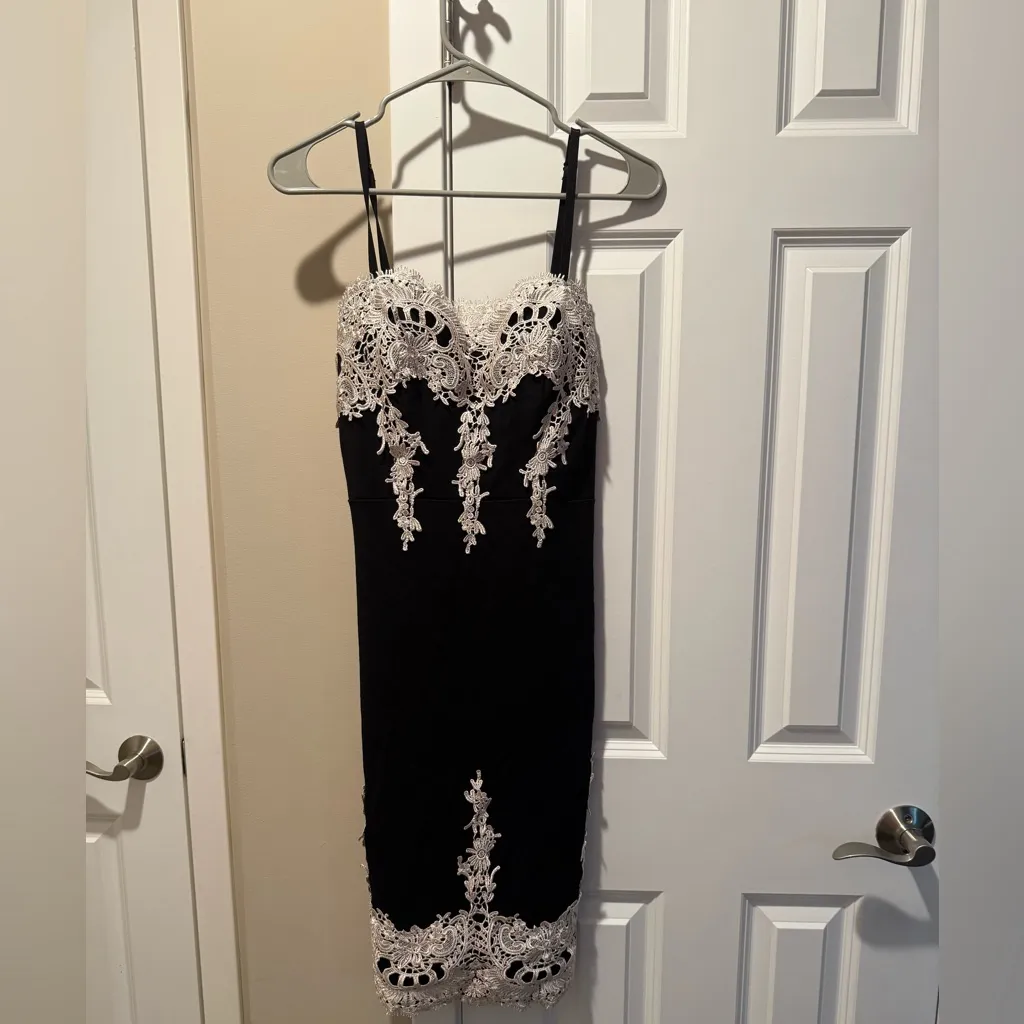Haute Monde Body con dress with lace embellishments. Size Large - Image 2