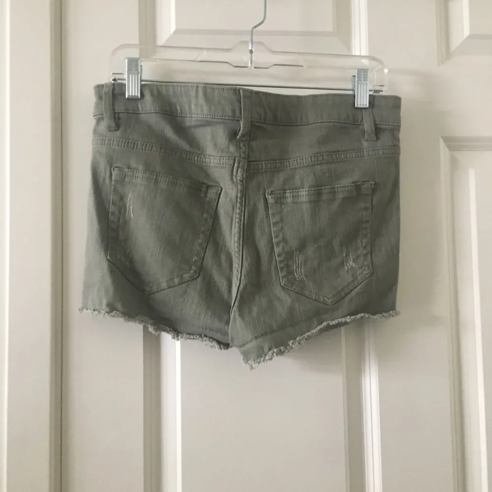 NWOT! Refuge Destroyed Denim Shorts - Image 4