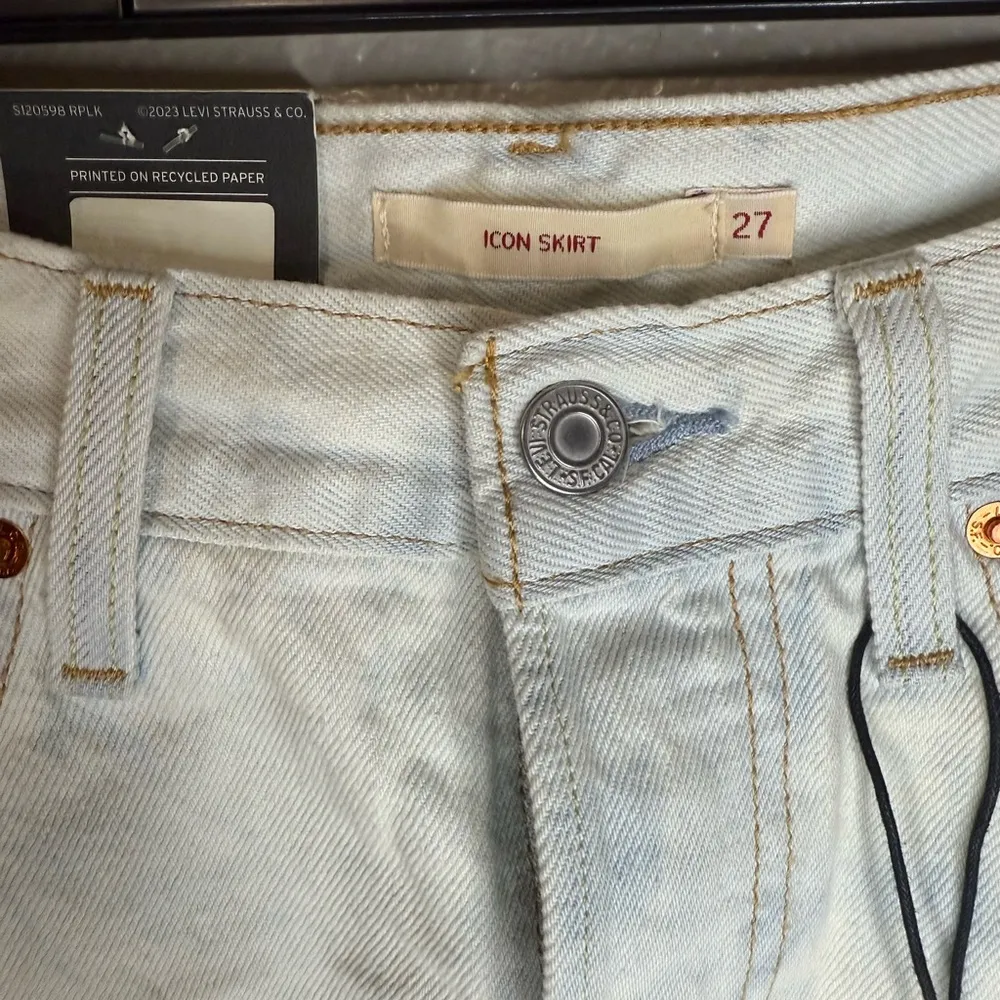 New NWT Levi's iconic denim skirt SIZE 27 - Image 3