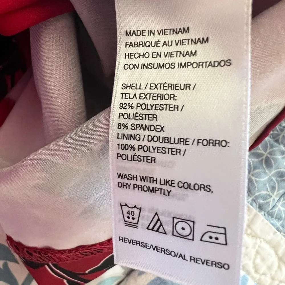 Izod golf women’s skort. Black/red floral. Size 6 - Image 5