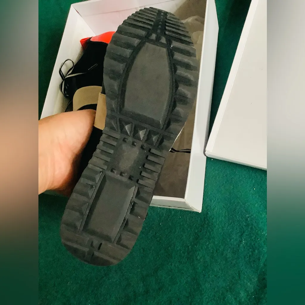 Nice lightweight comfy sneakers 🖤❤️🤍LIKE NEW - Image 12