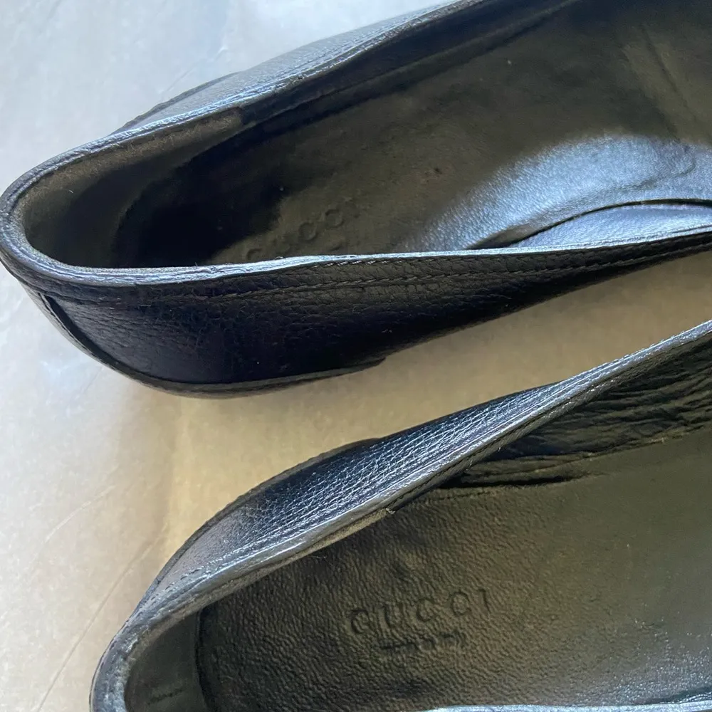 Gucci  Black and Gold Leather Flats with Chain Detail Authentication provided - Image 15