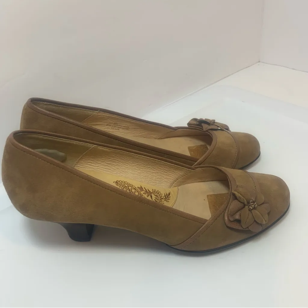 Sofft Brown Soft Suede 3D Flower Applique‎ Comfort Pumps 2" Heels Size 9.5 - Image 2