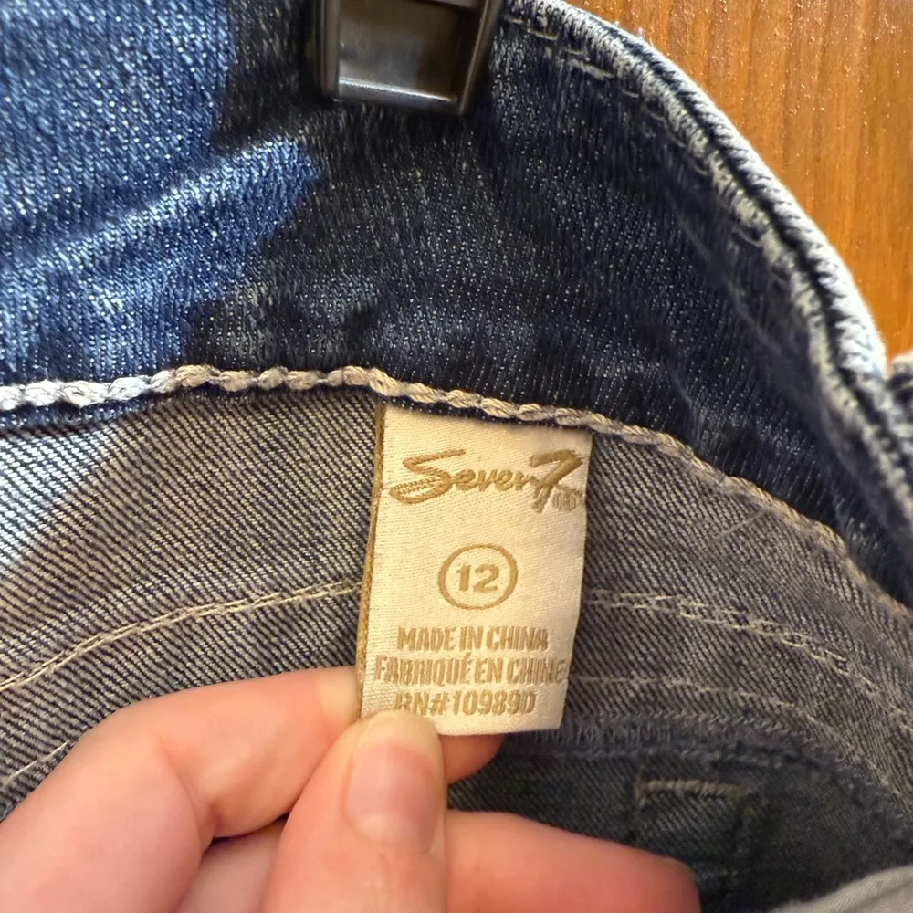 Seven7 | Blue Ankle Cropped Distressed Jeans size 12 - Image 3