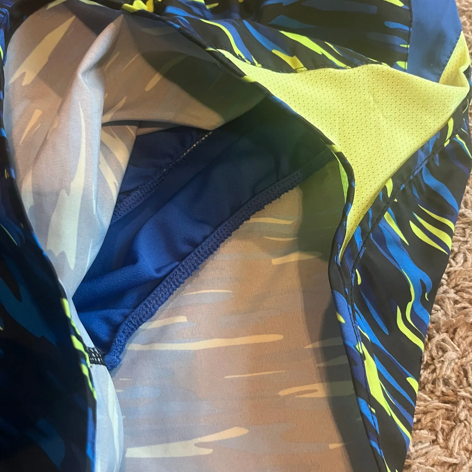 Under Armour Black / Blue Athletic Shorts Size Small - Image 4