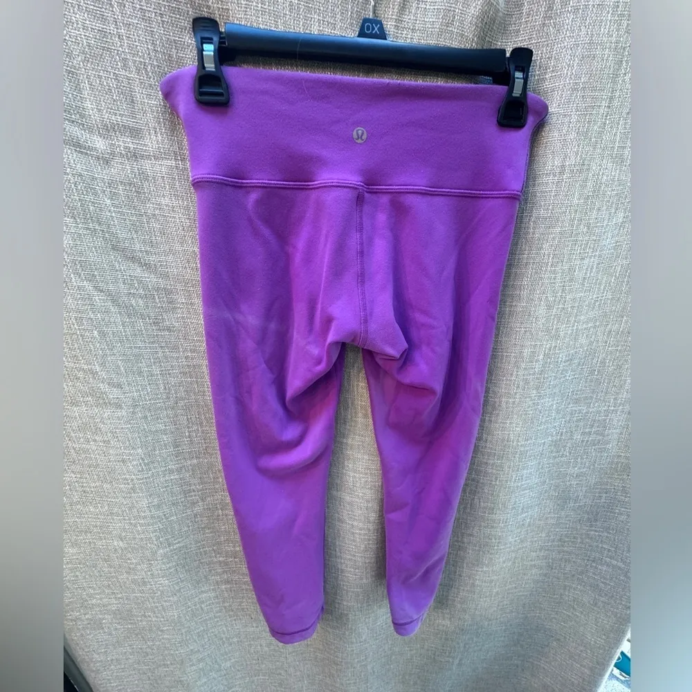 Lululemon Reversible Black & Purple Leggings size 6- small flaw see pics & notes - Image 8
