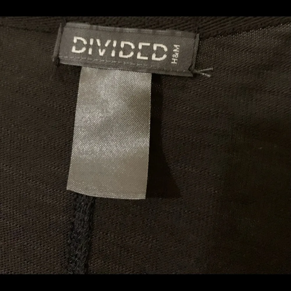 Dark gray v-neck long sleeve t-shirt - Image 3