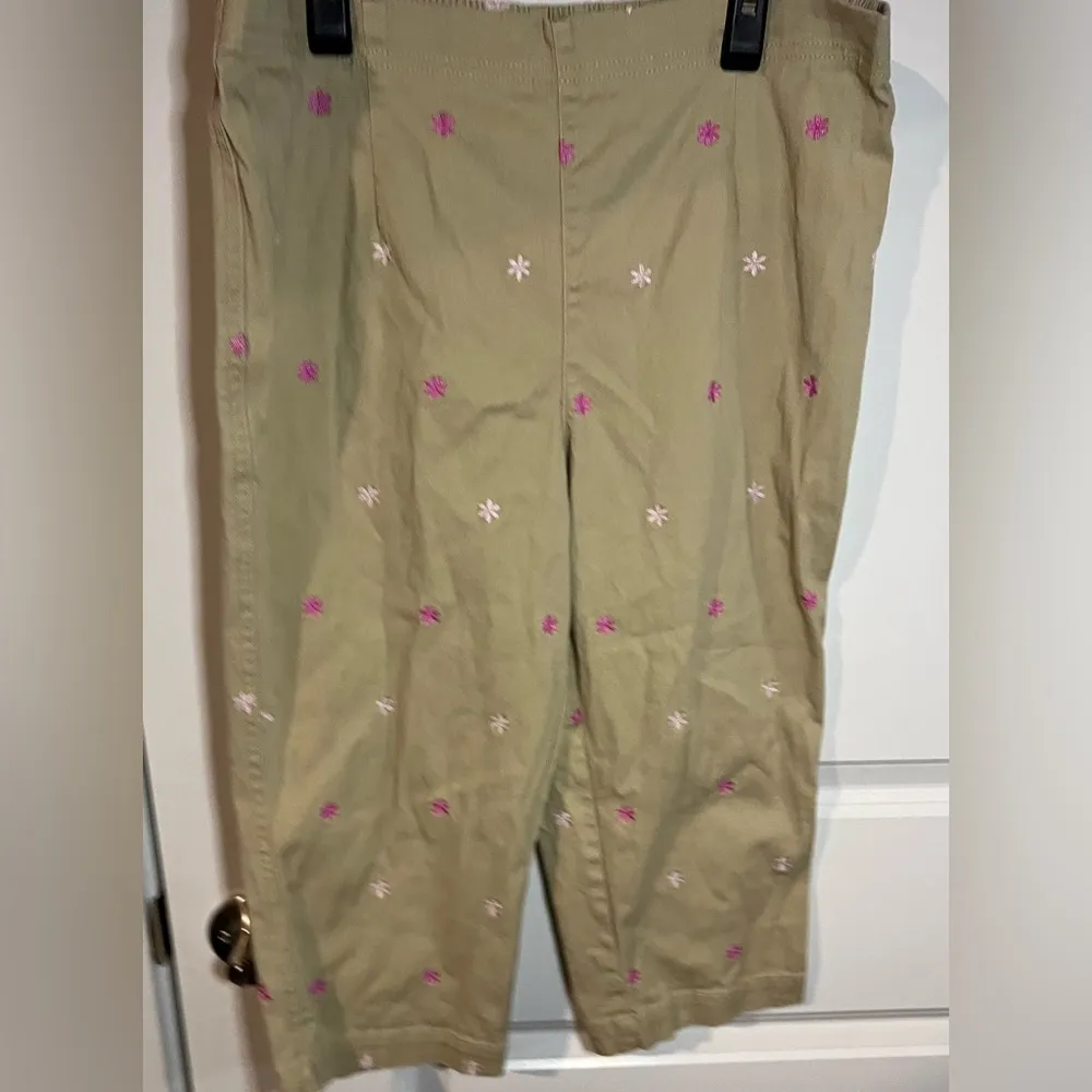 White Stag Khaki Crop Below-The-Knee Embroidery Y2K Pink Flower CapriPants Size8 - Image 3