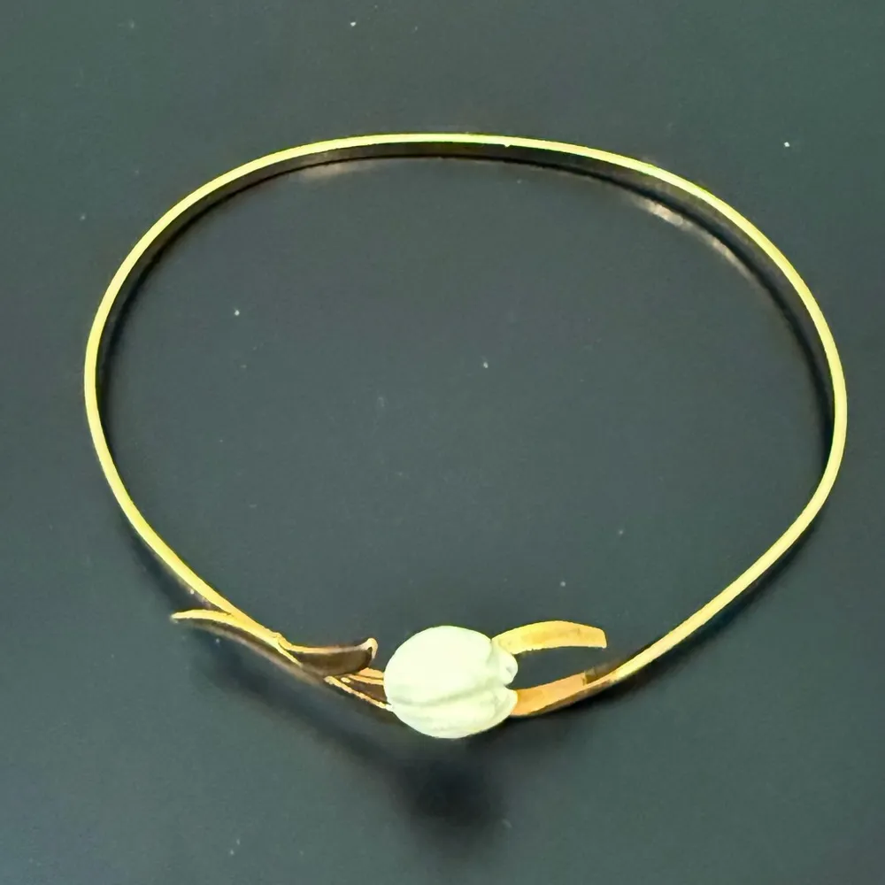 Vintage 1980 AVON Graceful Tulip Faux Ivory Flower Bangle Bracelet One Size 5g. Gold - Image 3