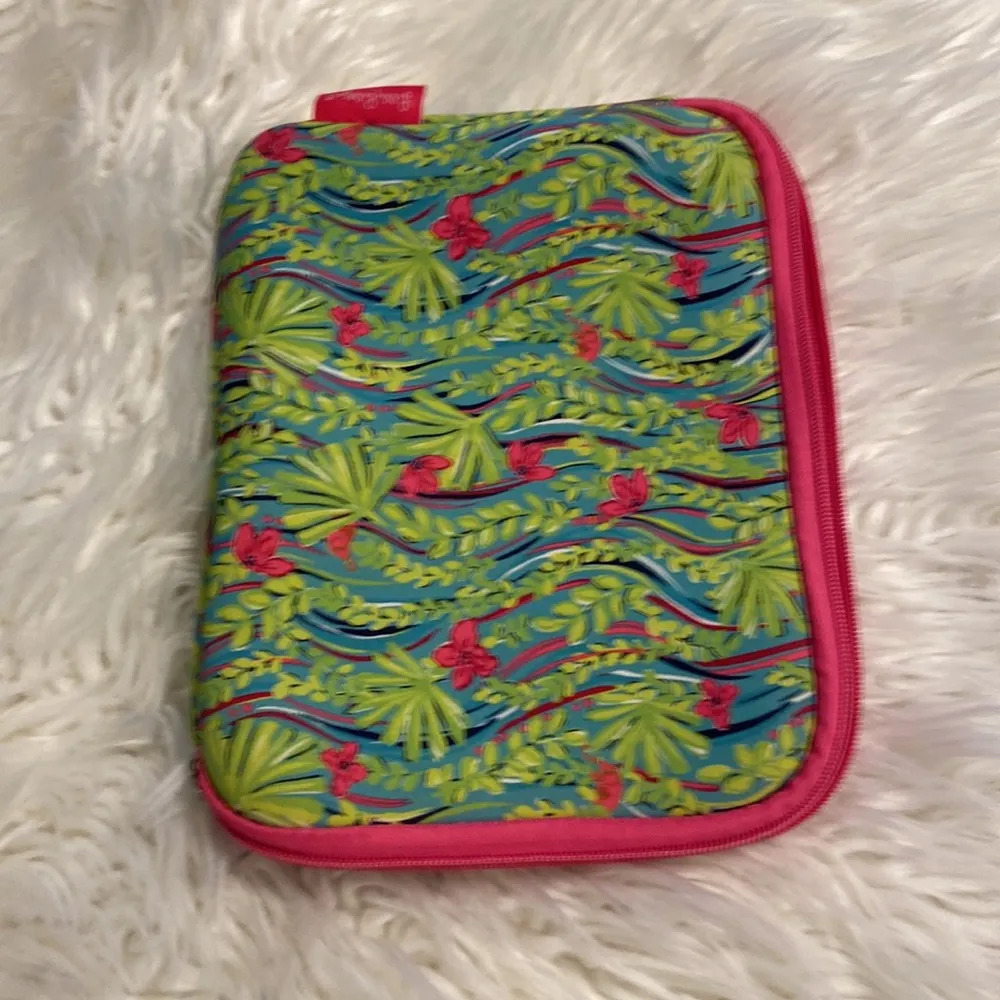 Lilly Pulitzer Make up bag size long 10” wide 8” no rips smell see pictures - Image 7