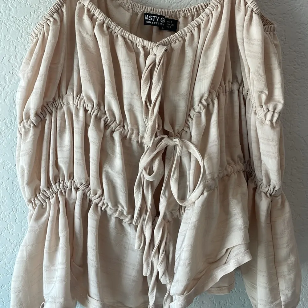 Nasty Gal size 4 cream colored top - Image 3