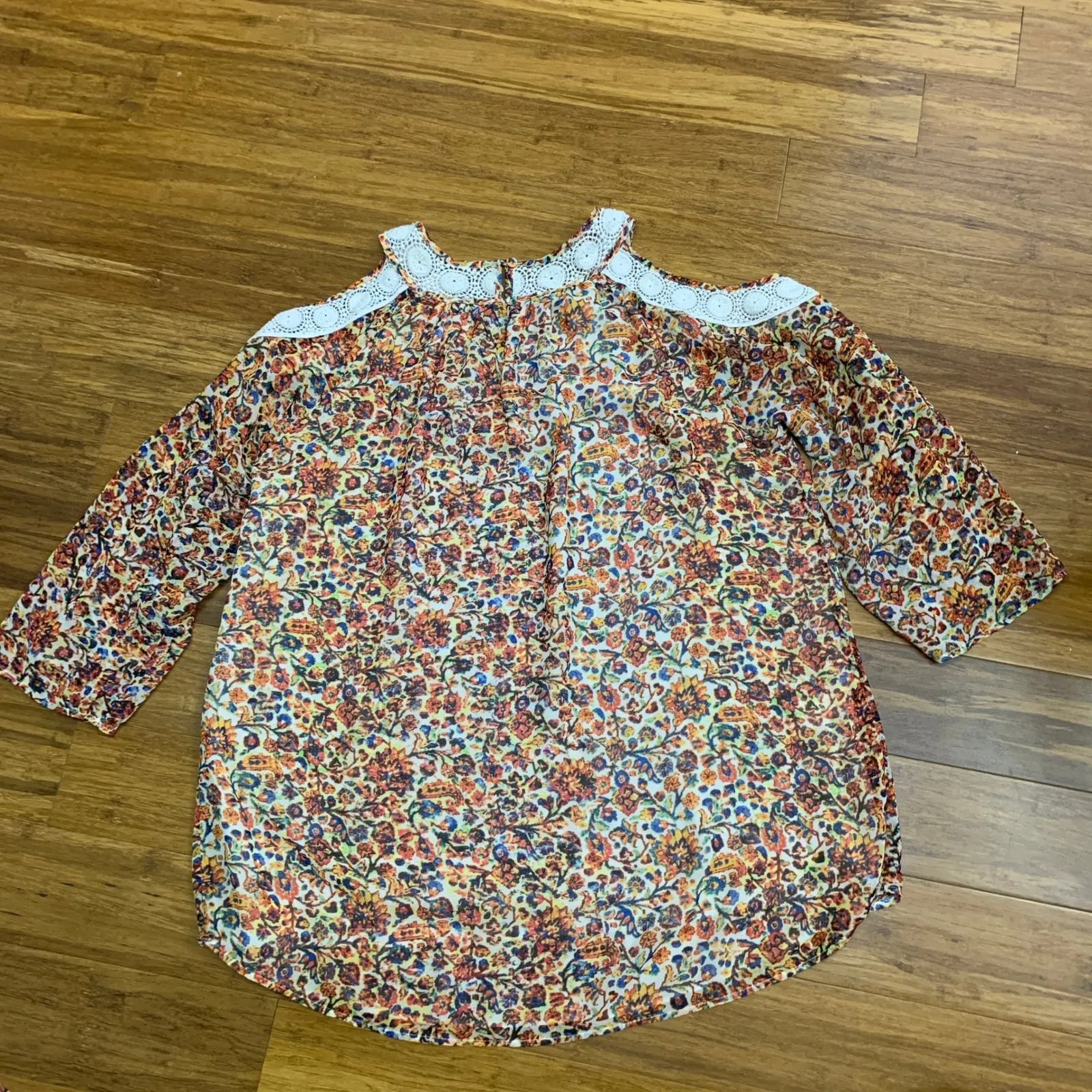 Daniel Rainn Floral Blouse Womens Size Medium Cold Shoulder Crochet Trim Top - Image 4