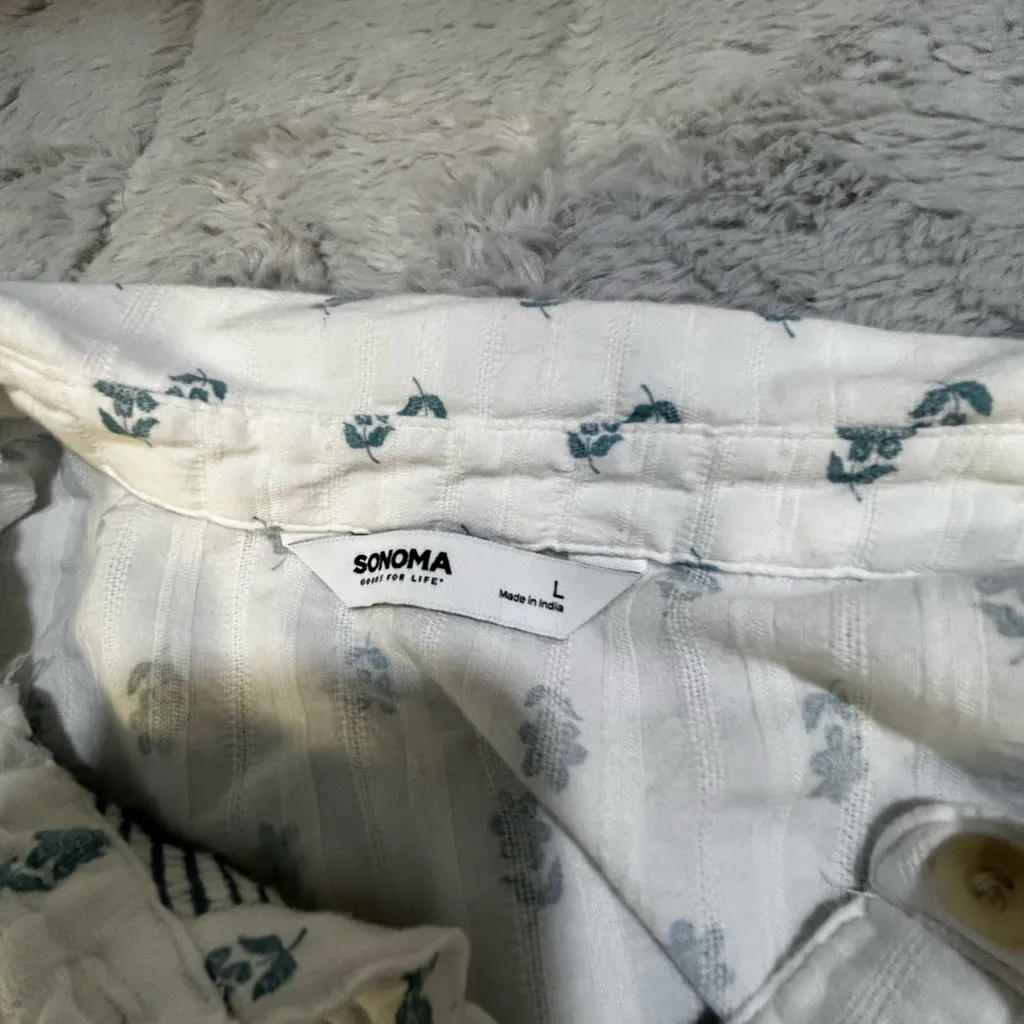 Women's White and Blue Patterned Button Down Shirt Size L - Image 8