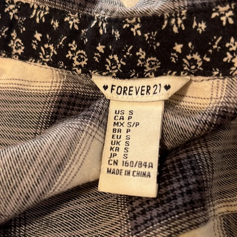 Forever 21 Black Gray Cream Lightweight soft Plaid Flannel Shirt Small - Image 15