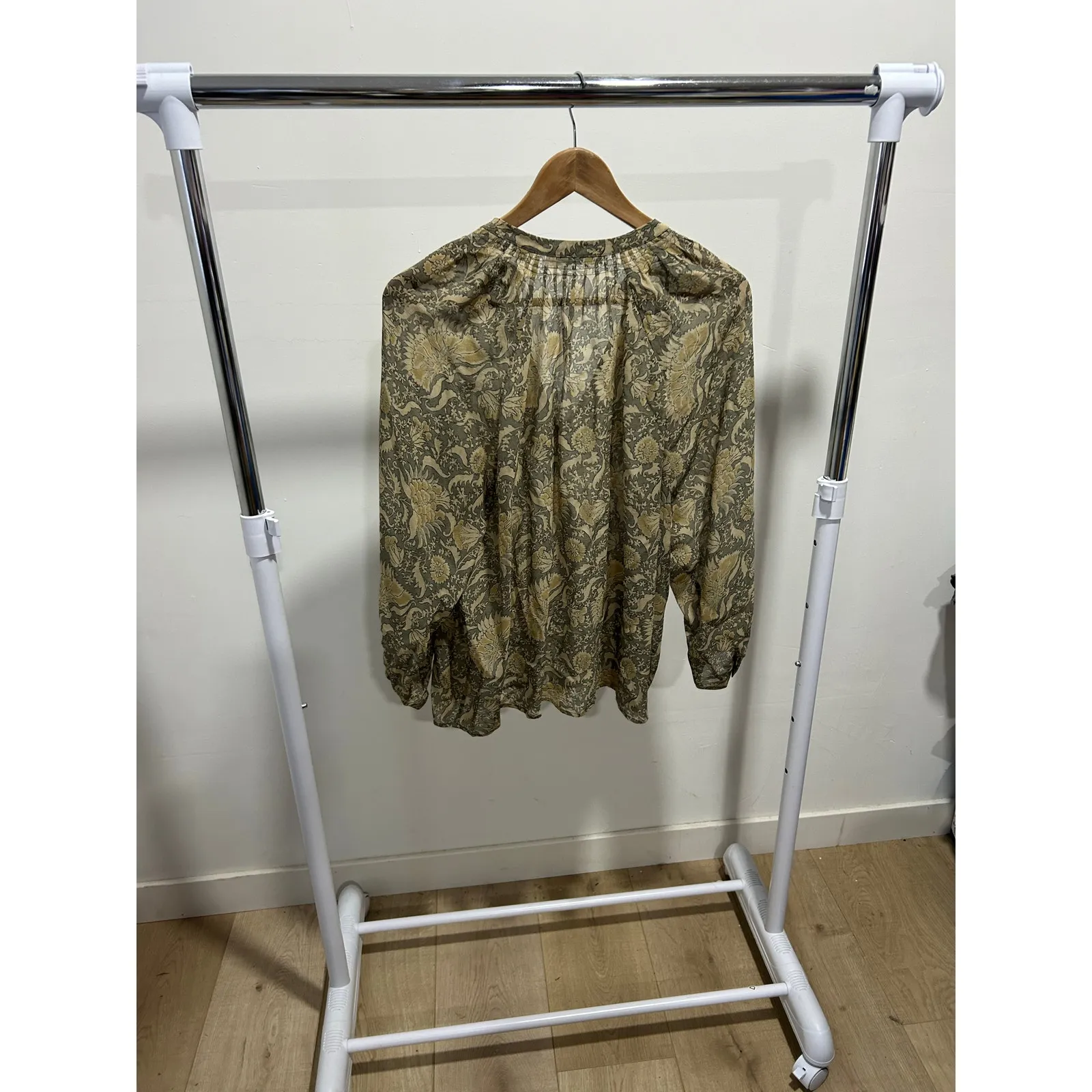 Vince. 100% Silk Elegant‎ Printed Blouse Size Small - Image 5