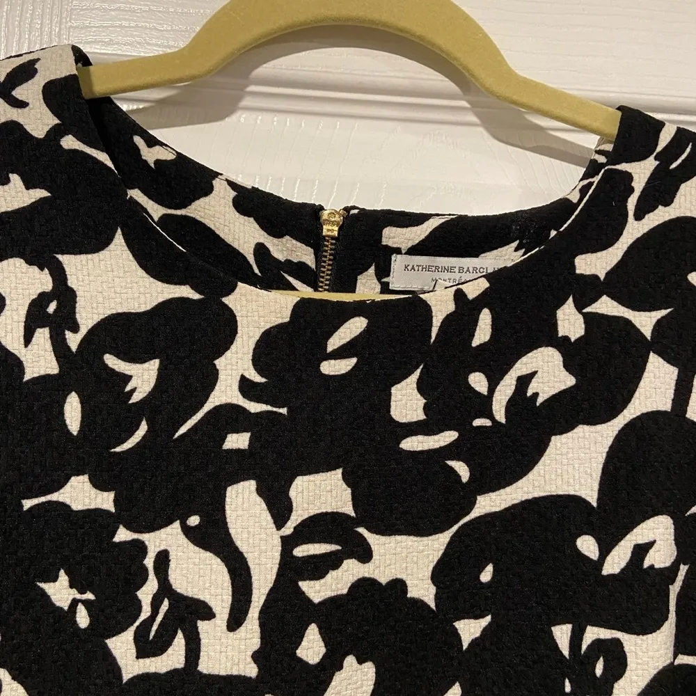 Katherine Barclay Size L Black Cream Floral Textured Zip Back Sleeveless Top - Image 4