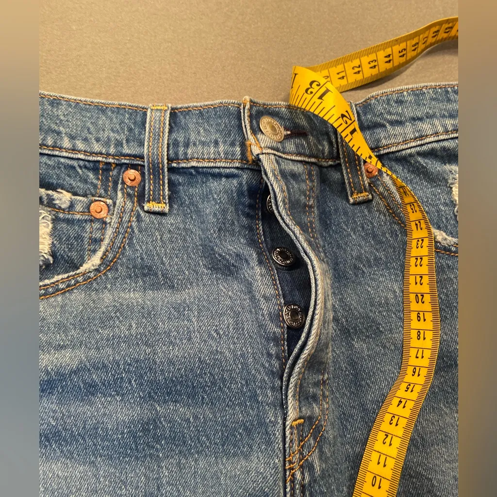 Levi’s‎ Blue Denim distressed Rib Cage Shorts, Button Fly, size 26 - Image 3