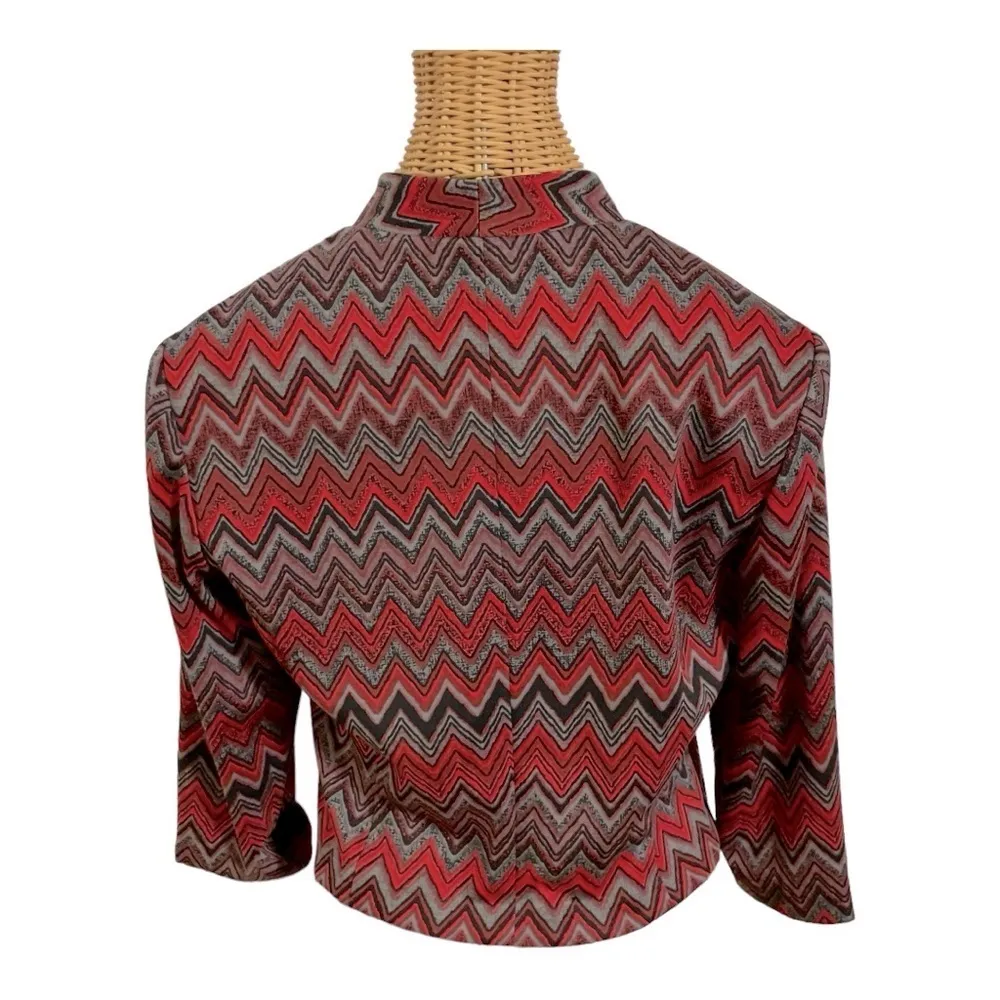 DN Design Size 8
PETITE Jacket Cropped
Chevron Zig Zag Red Black
Open Front - Image 2