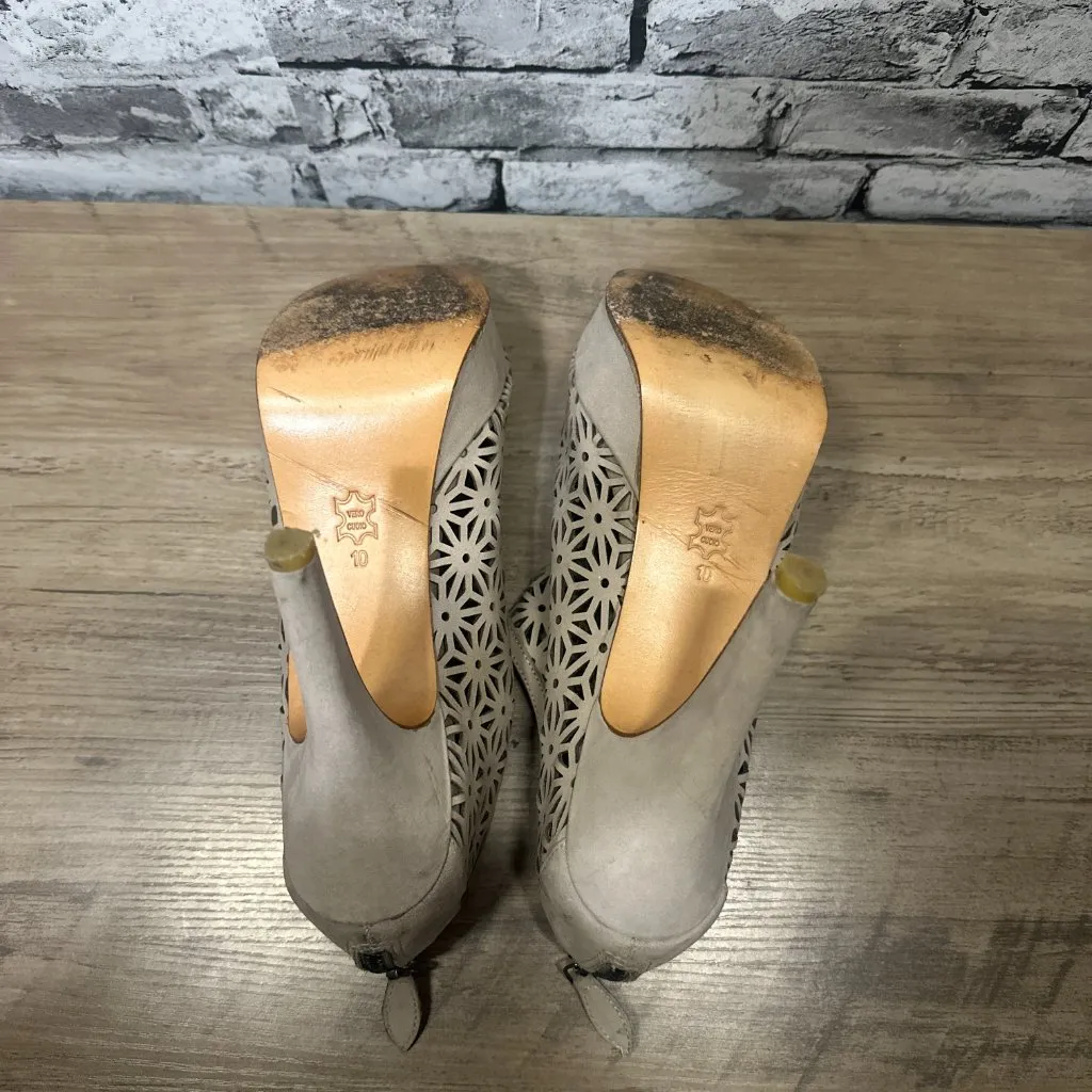 NWT Kelsi Dagger Warm Gray Heels Size 10 IN BOX - Image 11